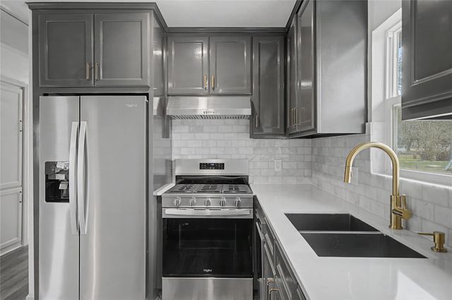 1108 Nottingham Drive, Angleton, TX 77515