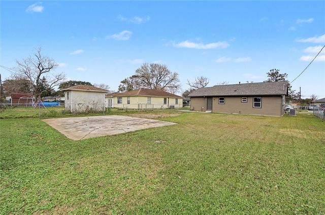 1108 Nottingham Drive, Angleton, TX 77515