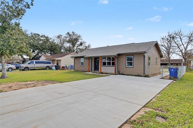 1108 Nottingham Drive, Angleton, TX 77515