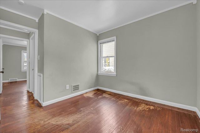 18981 Kenosha Street, Harper Woods, MI 48225