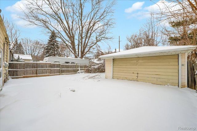 18981 Kenosha Street, Harper Woods, MI 48225