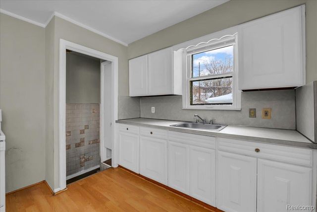 18981 Kenosha Street, Harper Woods, MI 48225