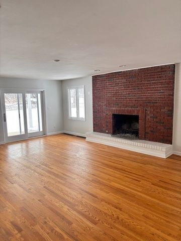 330 N East River Road, Des Plaines, IL 60016