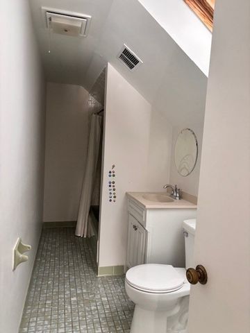 330 N East River Road, Des Plaines, IL 60016