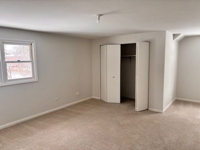 330 N East River Road, Des Plaines, IL 60016