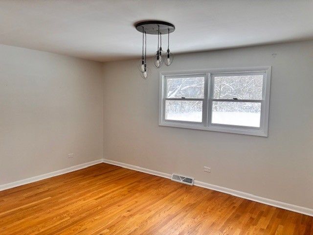 330 N East River Road, Des Plaines, IL 60016