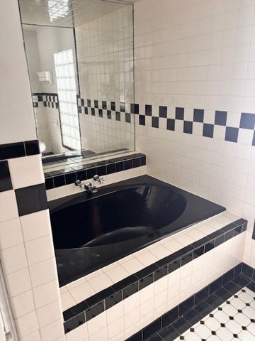 330 N East River Road, Des Plaines, IL 60016