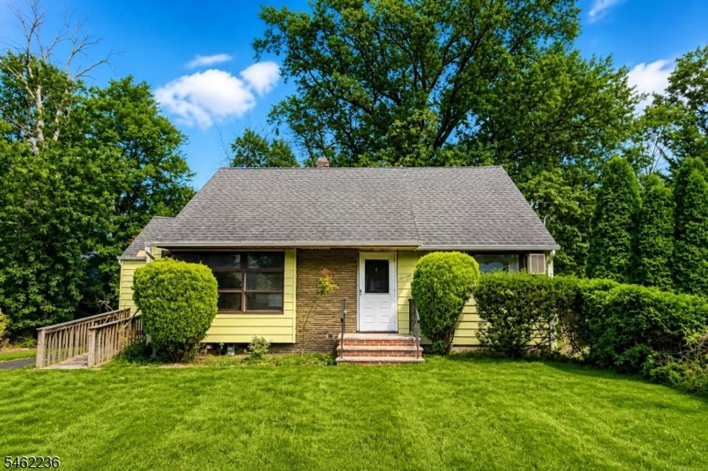 77 Independence Dr, Roselle Boro, NJ 07203
