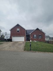 1240 Fossil Dr, Clarksville, TN 37040