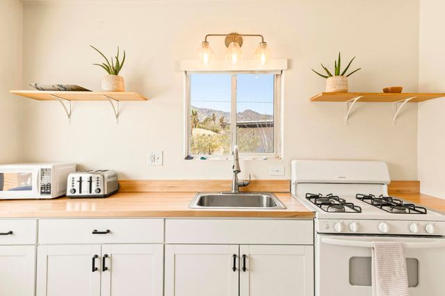8669 Via Rocosa Road, Joshua Tree, CA 92252