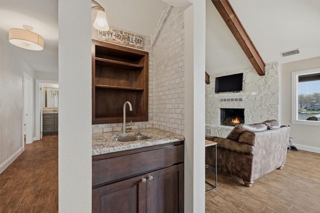 519 Kiowa Drive W, Lake Kiowa, TX 76240