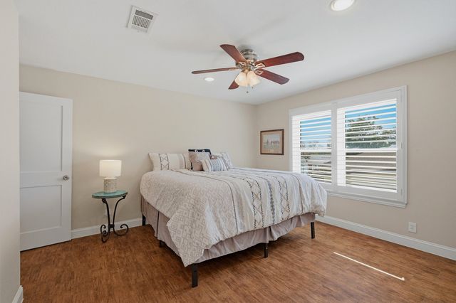 519 Kiowa Drive W, Lake Kiowa, TX 76240