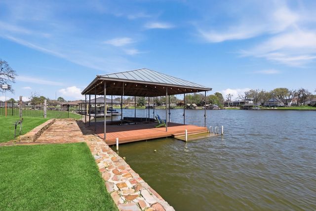 519 Kiowa Drive W, Lake Kiowa, TX 76240