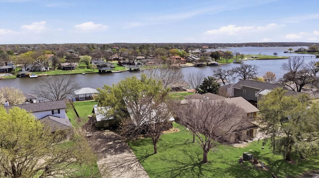 519 Kiowa Drive W, Lake Kiowa, TX 76240