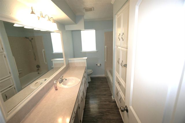 10712 Sunny LN, Jonestown, TX 78645
