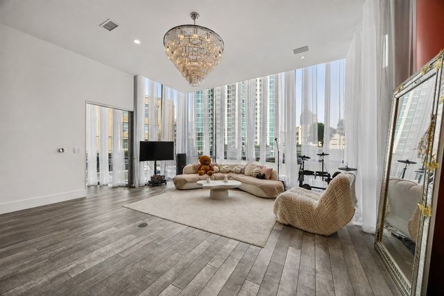 2200 Victory Avenue 502, Dallas, TX 75219