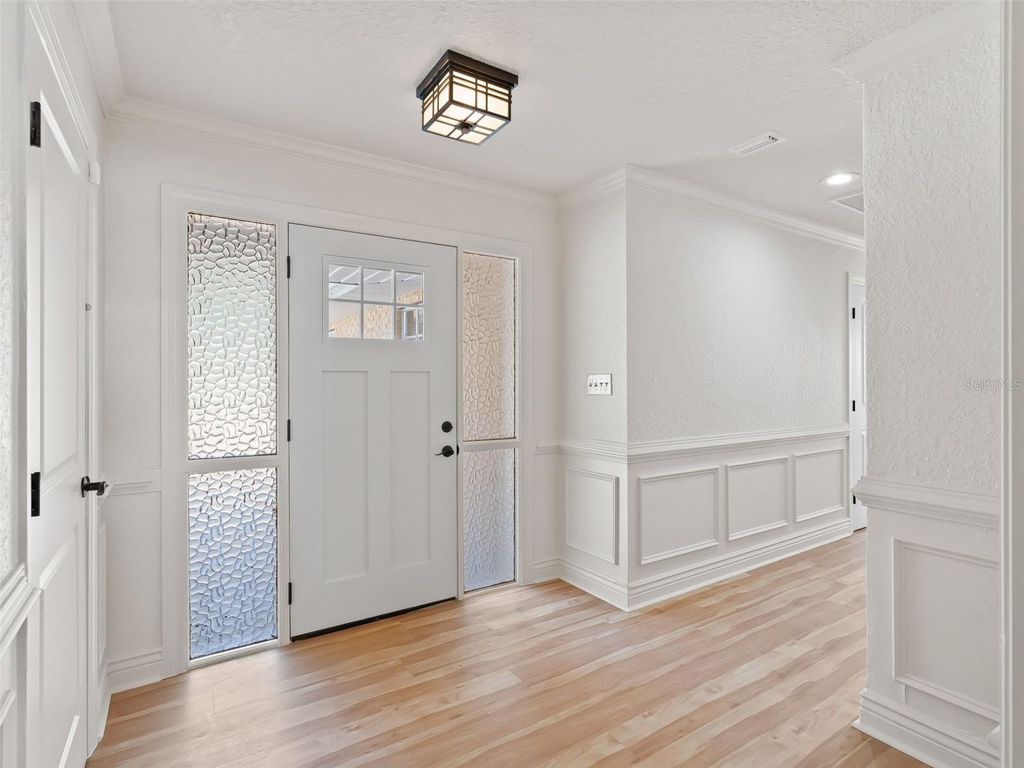 Image 4 of property listing at 10916 SE TIMUCUAN ROAD, Summerfield, FL 34491