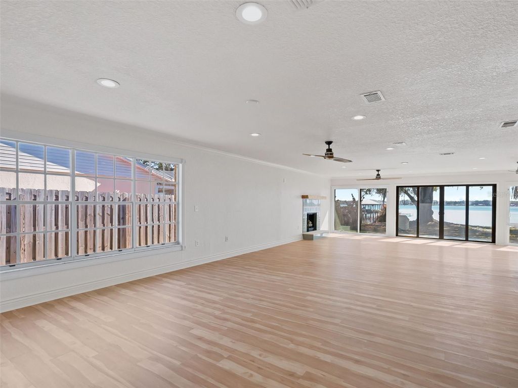 Image 6 of property listing at 10916 SE TIMUCUAN ROAD, Summerfield, FL 34491