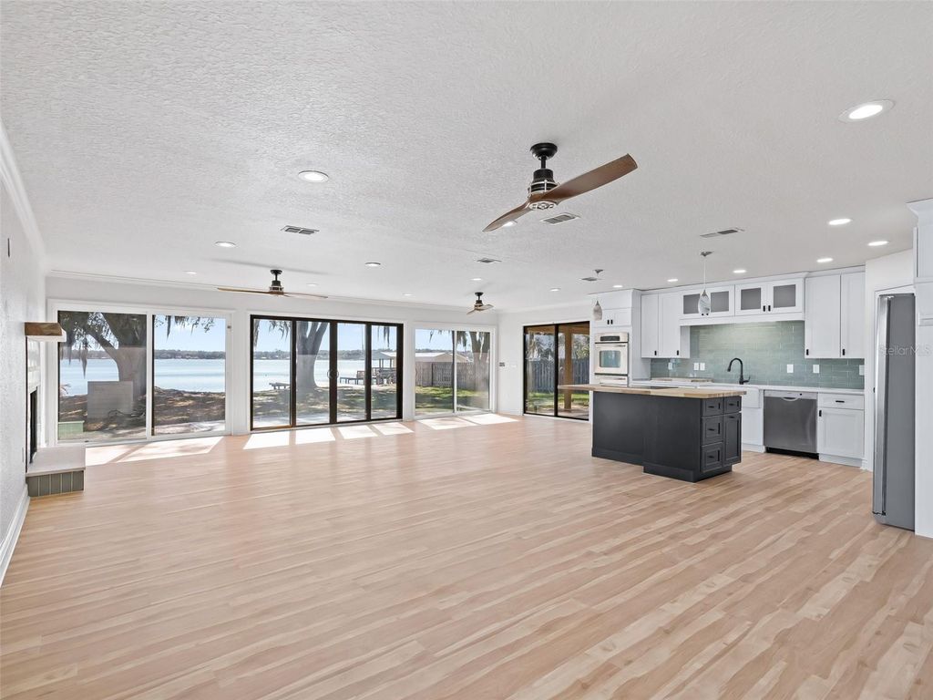 Image 8 of property listing at 10916 SE TIMUCUAN ROAD, Summerfield, FL 34491