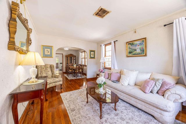 2727 Carondelet Street, New Orleans, LA 70130