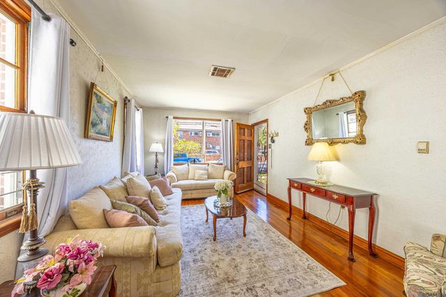 2727 Carondelet Street, New Orleans, LA 70130