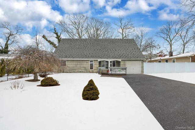 47 Holiday Boulevard, Center Moriches, NY 11934