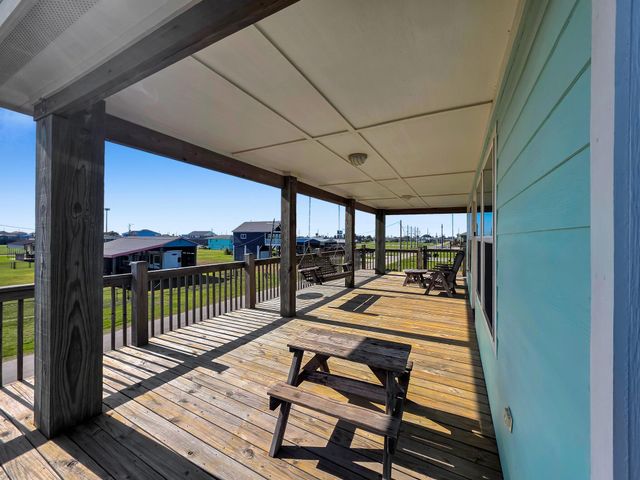 964 S Selwyn Road, Crystal Beach, TX 77650