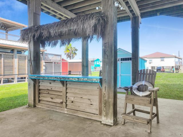 964 S Selwyn Road, Crystal Beach, TX 77650