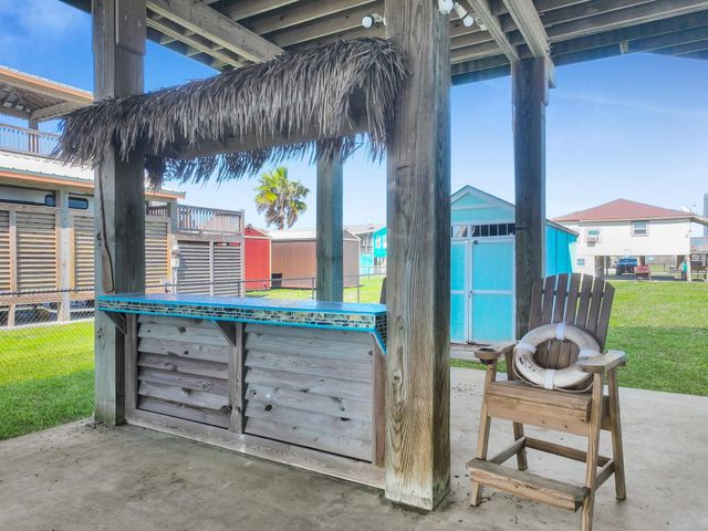 964 S Selwyn Road, Crystal Beach, TX 77650