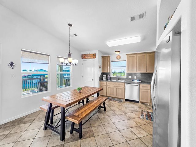 964 S Selwyn Road, Crystal Beach, TX 77650