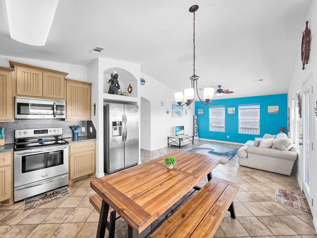 964 S Selwyn Road, Crystal Beach, TX 77650