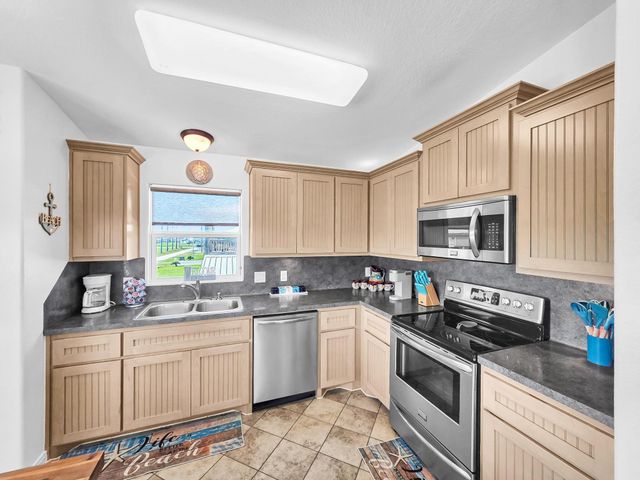 964 S Selwyn Road, Crystal Beach, TX 77650