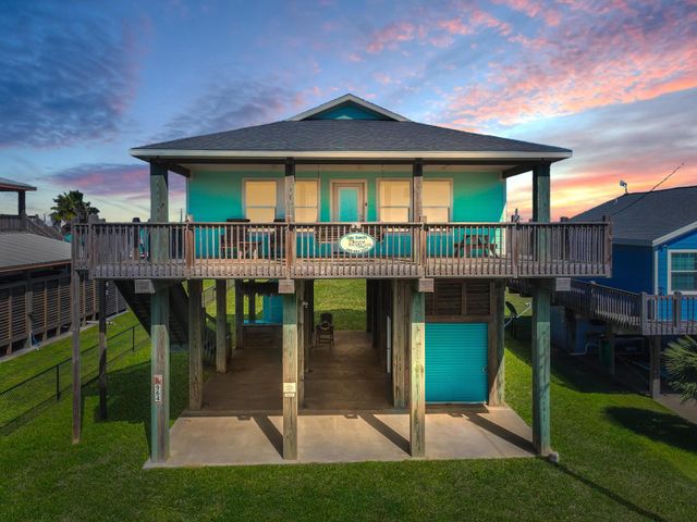 964 S Selwyn Road, Crystal Beach, TX 77650