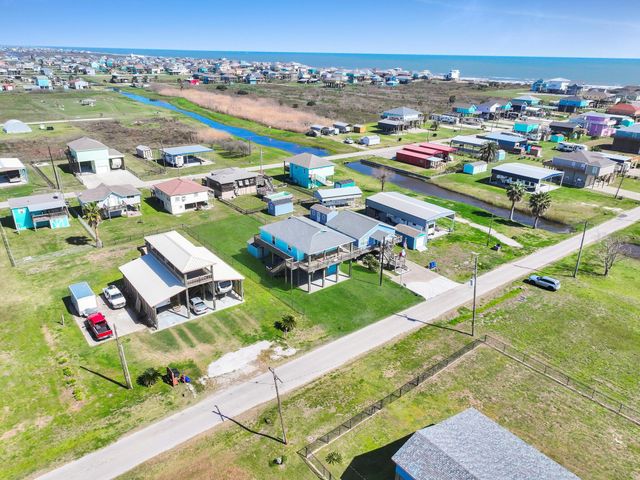 964 S Selwyn Road, Crystal Beach, TX 77650