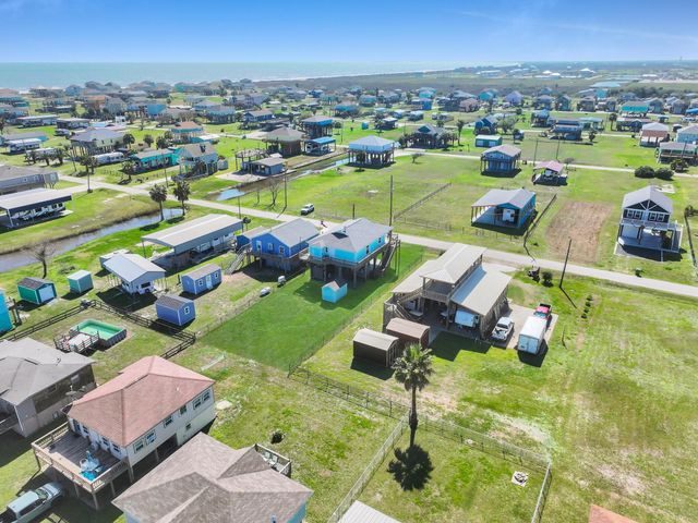 964 S Selwyn Road, Crystal Beach, TX 77650