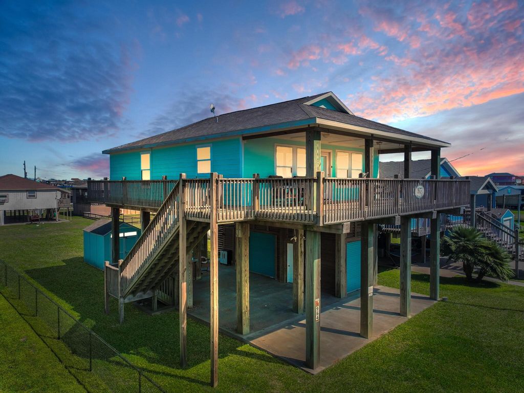 964 S Selwyn Road, Crystal Beach, TX 77650
