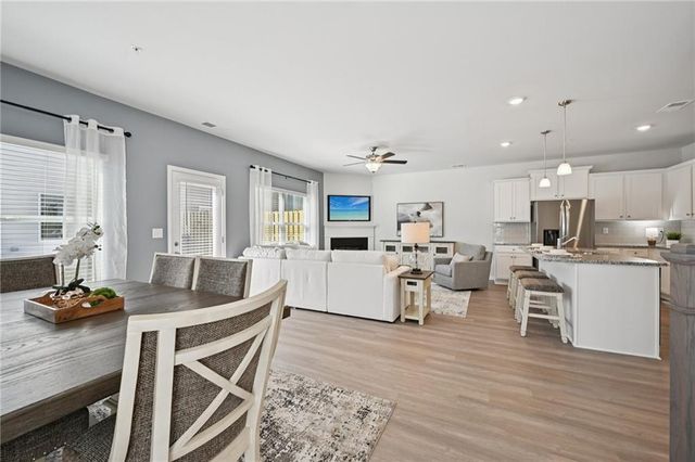 422 Lanier Circle, Woodstock, GA 30189