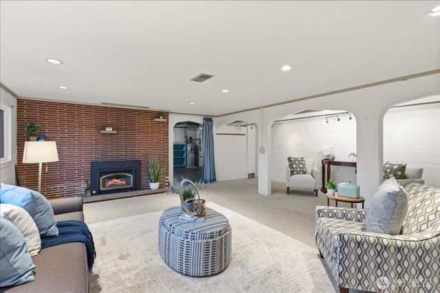 411 Crown Drive, Everett, WA 98203