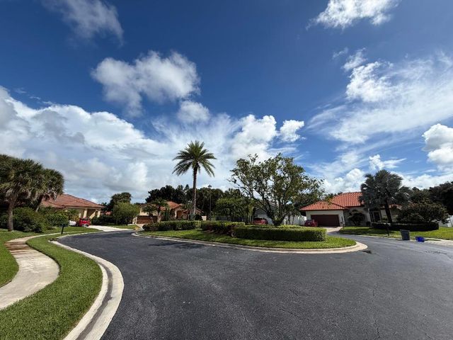 9050 Cypress Hollow Drive, Palm Beach Gardens, FL 33418