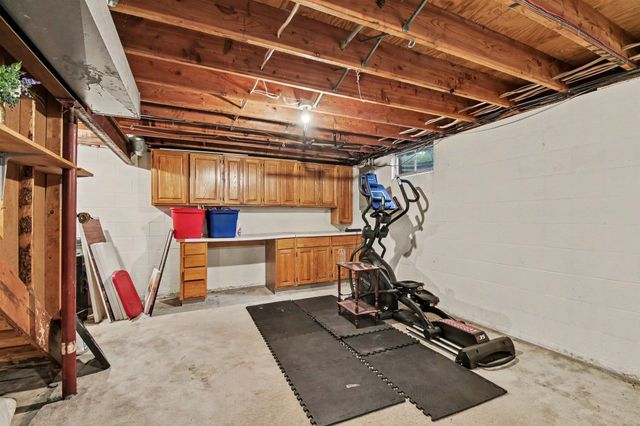 5264 S Glen Oak Drive, Saginaw, MI 48603