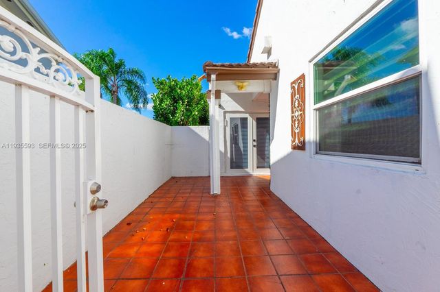 17302 NW 63rd Pl, Hialeah, FL 33015