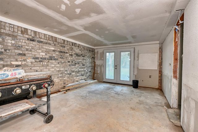 102 S Bow Drive, Jones Creek, TX 77541