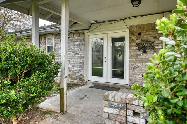 102 S Bow Drive, Jones Creek, TX 77541