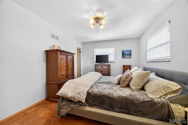 2404 Sunnybrook Drive, St Louis, MO 63114