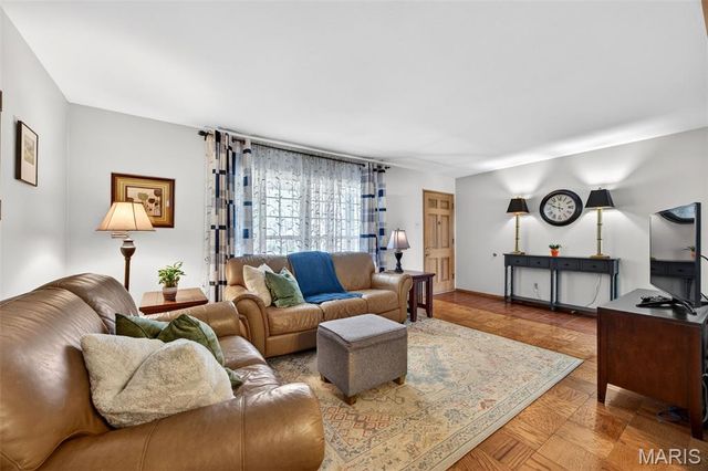 2404 Sunnybrook Drive, St Louis, MO 63114