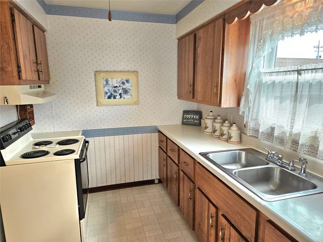 2109 S MANOR Drive, Erie, PA 16505