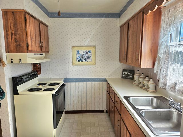 2109 S MANOR Drive, Erie, PA 16505