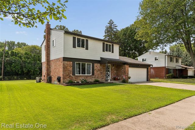 23678 King Drive, Clinton Township, MI 48035