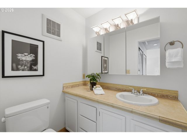 5250 S LANDING Dr 308, Portland, OR 97239