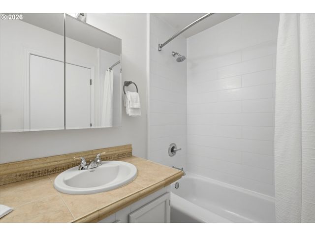5250 S LANDING Dr 308, Portland, OR 97239